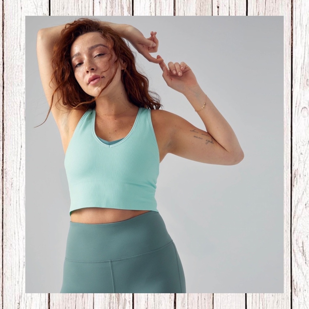 ATHLETA SEAMLESS CROP RIB TANK IN PARADISO BLUE NWOT